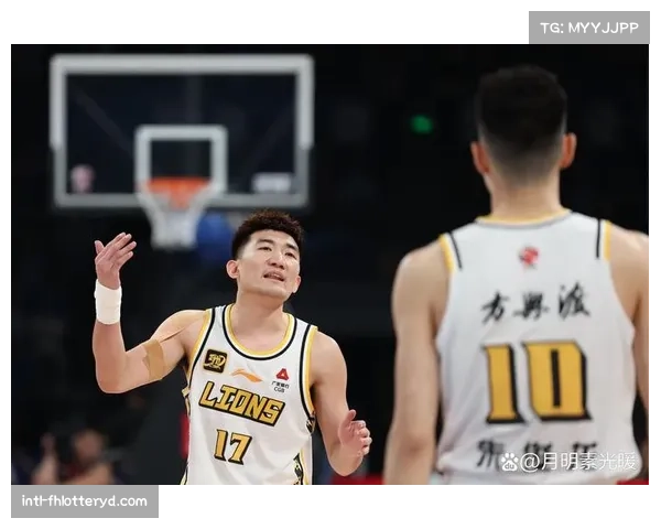 广州与广东CBA季后赛对决今晚上演争夺篮球荣耀的精彩较量 广州与广东CBA季后赛对决今晚上演争夺篮球荣耀的精彩较量